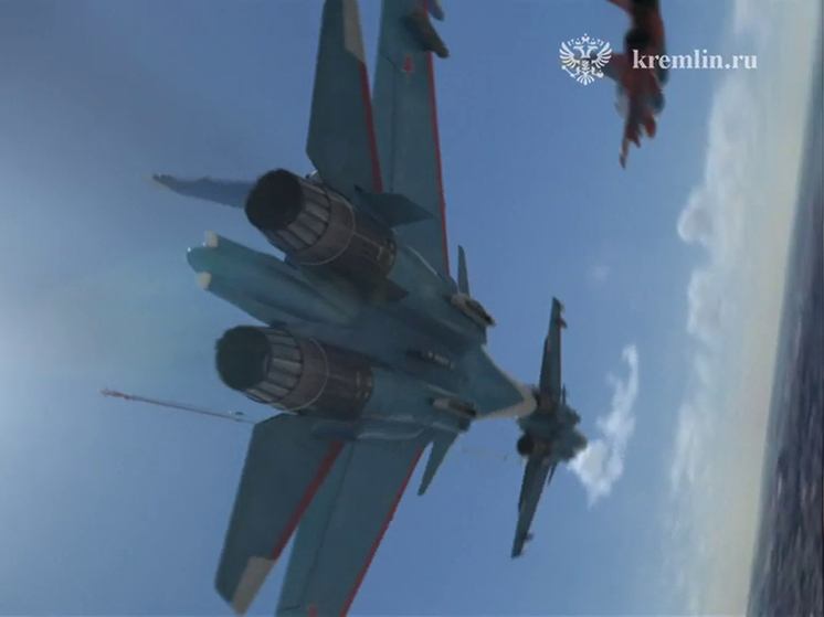 В социальных сетях завирусилось видео о пролете военных самолетов над Красной площадью 9 мая во время воздушного парада