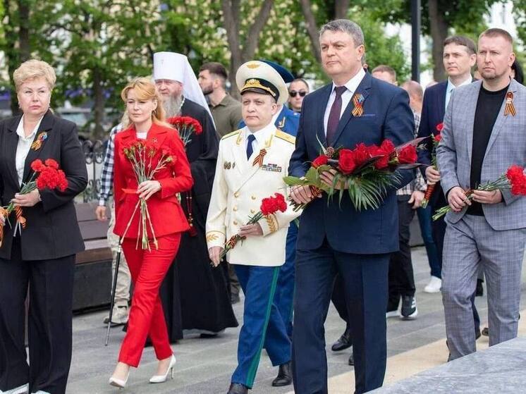 Глава ЛНР возложил цветы у военных памятников