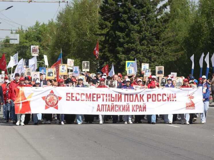 Виктор Томенко с портретами родных присоединился к шествию «Бессмертного полка»