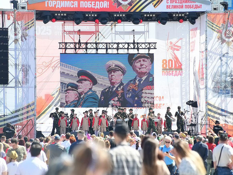 На площади Сахарова в Барнауле проходят концерты в честь Дня Победы