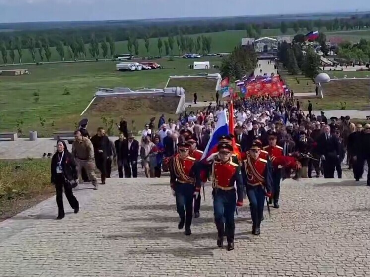 На Саур-Могиле развернули самое большое в мире Знамя Победы