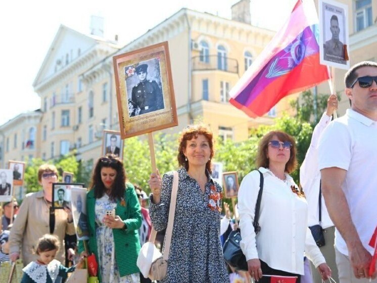Тысячи астраханцев прошли по центру города «Бессмертным полком»