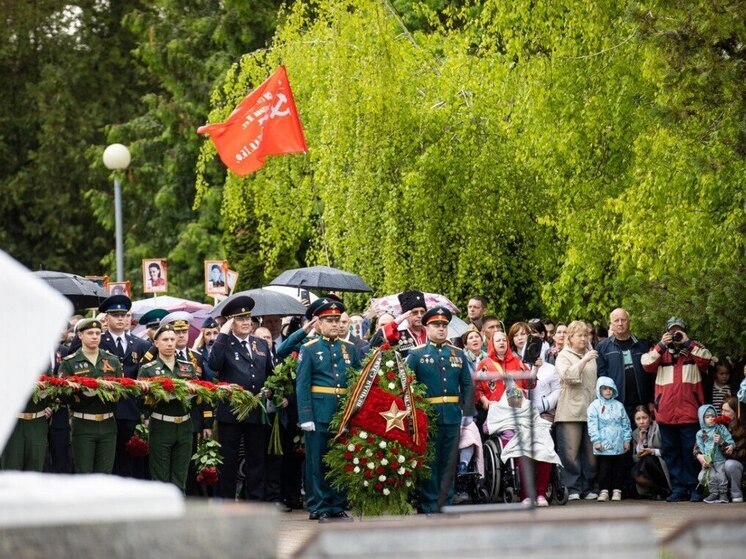 В Анапе 9 Мая возложили цветы к Вечному огню