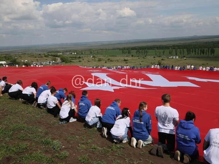 На Саур-Могиле развернули самое большое в мире Знамя Победы