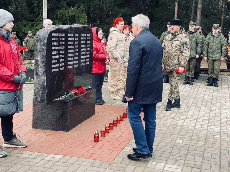 Имена героев СВО выбили в камне в Сертолово