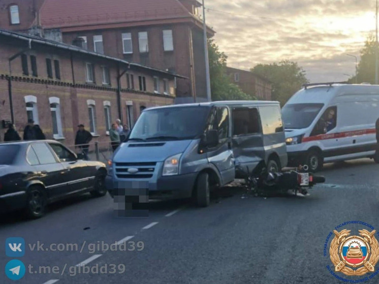 В Черняховске случилось ДТП с въехавшим в микроавтобус мотоциклистом