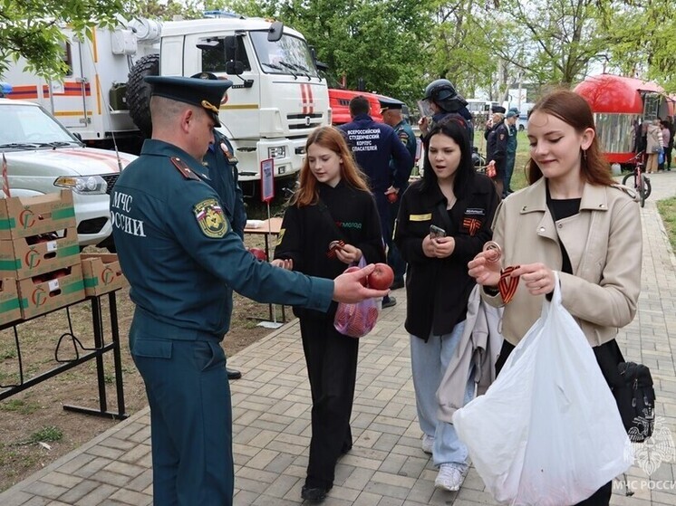 Сотрудники МЧС Херсонской области поздравили жителей Геническа свежими яблоками