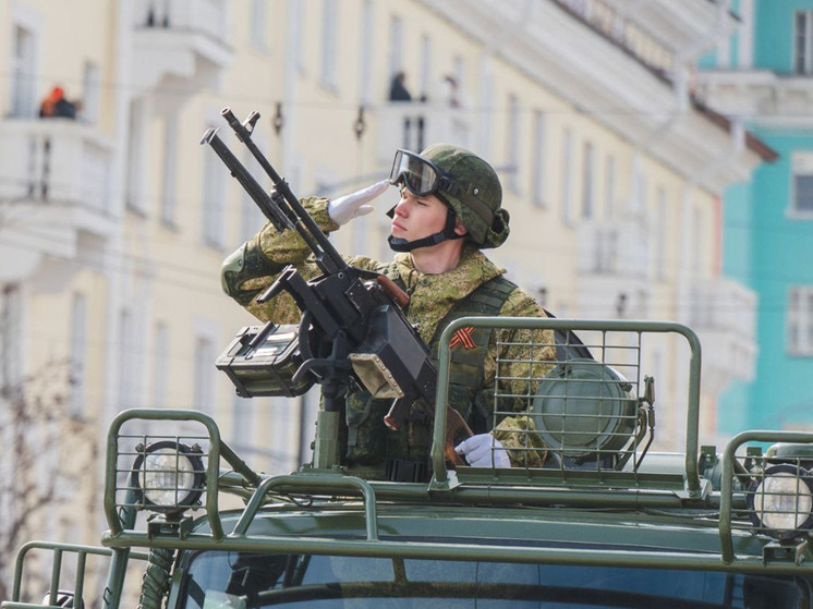 Более 1000 военных и 51 единица техники прошли маршем в Мурманске