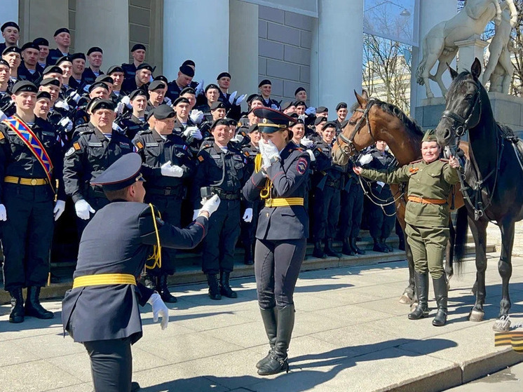 В Петербурге после парада кавалерист попросил руки и сердца у своей коллеги