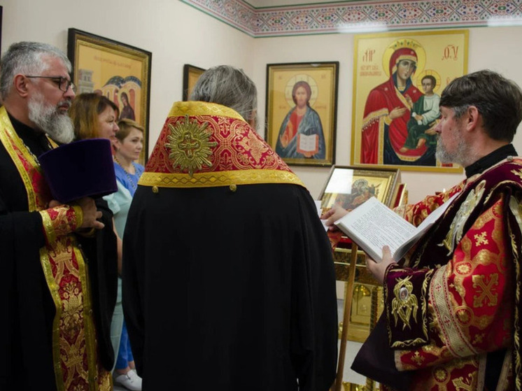 В калининградском онкоцентре открыли часовню и привезли туда икону с горы Афон