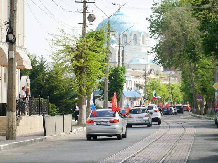 В Евпатории прошел автопробег в честь Дня Победы