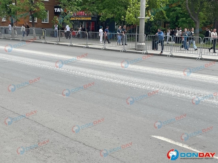 В Ростове после парада Победы заметили повреждения дорожного покрытия