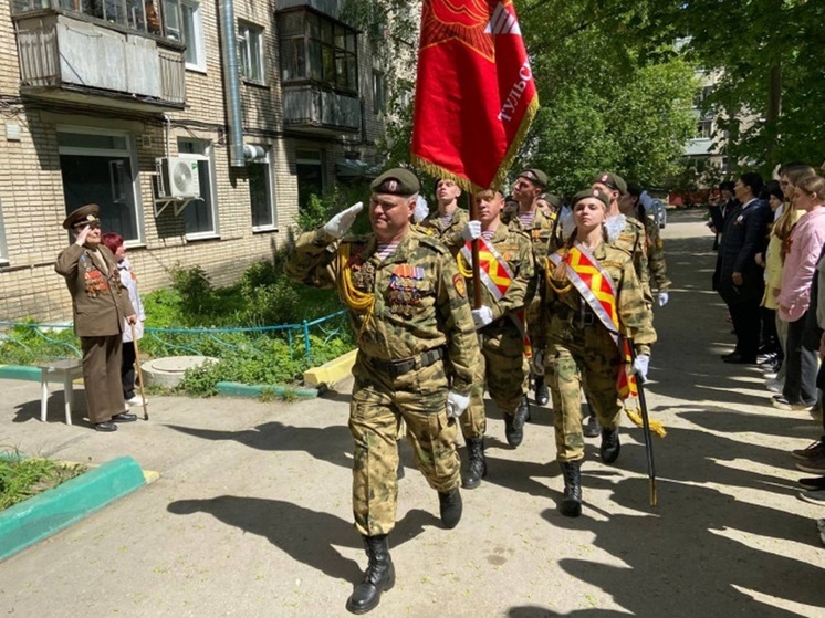 В Туле прошел парад около дома ветерана войны Василия Мирошниченко