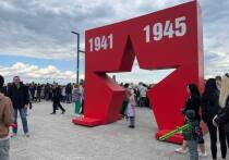 День Победы в Пензе традиционно проходит с особым размахом и душевной теплотой. Уже с раннего утра весь город преображается: улицы и дома украшены флагами, символикой Победы, яркими плакатами.