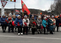 На площади Октябрьская в поселке Умба состоялся торжественный митинг, посвященный 80-й годовщине Победы в Великой Отечественной войне