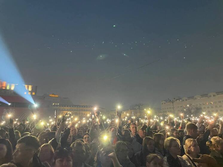 Зрители спектакля зажгли сотни фонариков для влюбленных на площади в Чите
