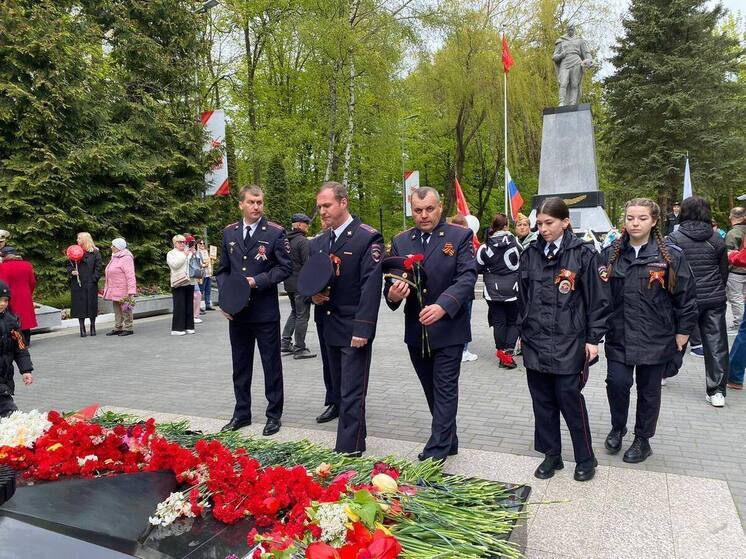 Калининградские полицейские возложили цветы к Вечному огню в Зеленоградске