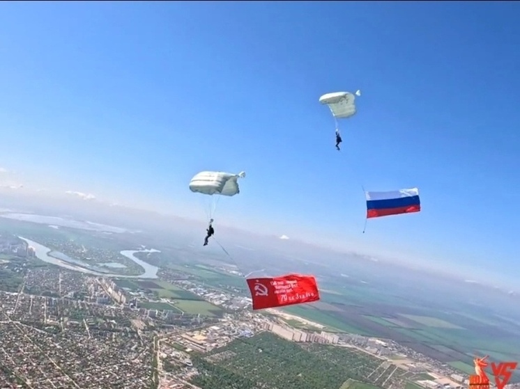 Знамя Победы, флаги и 10-метровую Георгиевскую ленту развернули в небе на высоте 3000 метров над Краснодаром