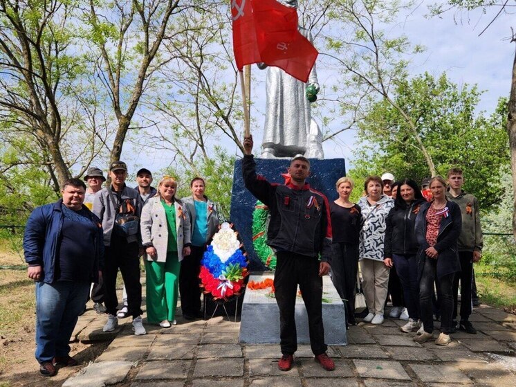 В селе Любимовка прошел праздничный митинг и возложение цветов к Братской могиле воинов Советской армии