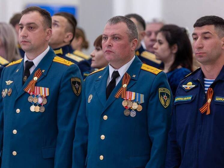 Михаил Ведерников наградил сотрудников МЧС России по Псковской области