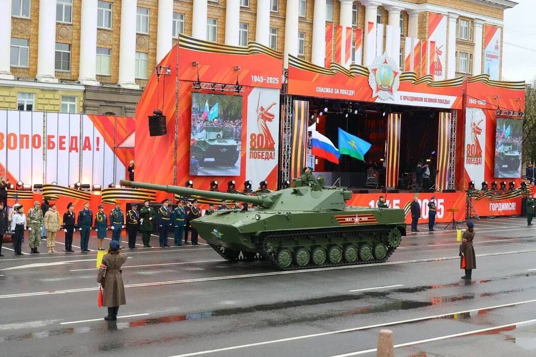 Портреты Героев, старинная техника, слезы памяти: Как в Великом Новгороде отмечали День Победы