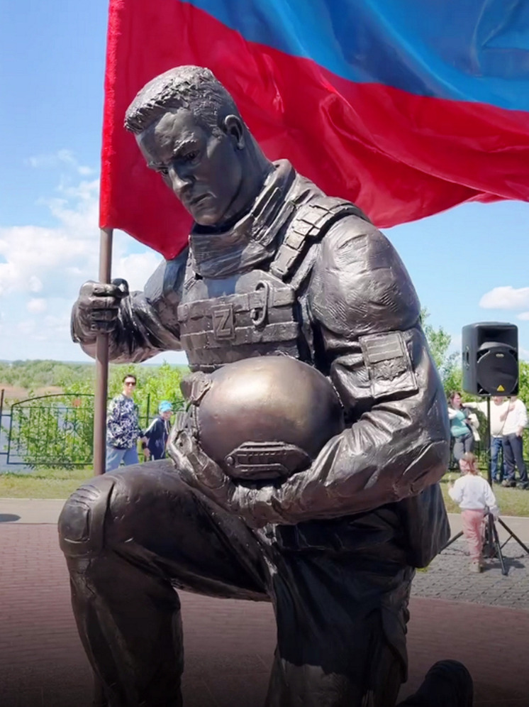 В Энгельсе открыли памятник "Воинам России"