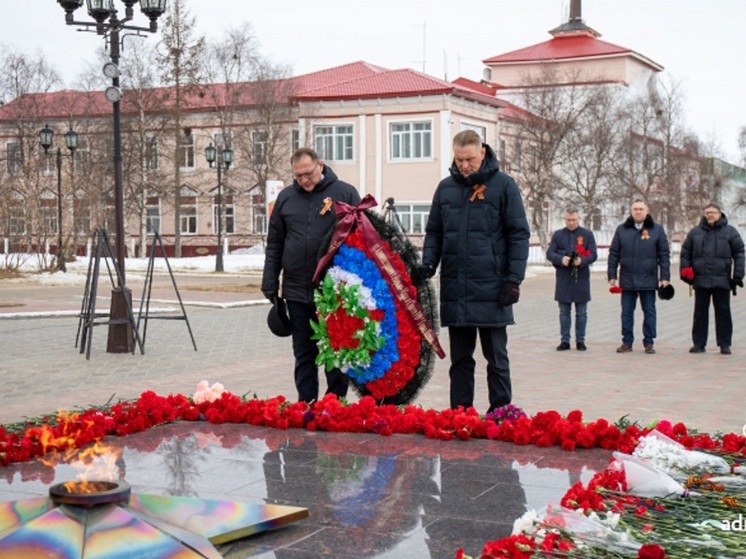 В память о настоящих героях в Нарьян-Маре возложили венки и цветы