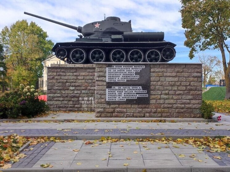 Накануне 9 Мая вандалы разрисовали танк Т-34 в Ивангороде