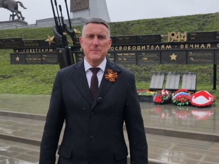 «Мы едины, и мы непобедимы: Александр Розбаум поздравил новгородцев с Великой Победой