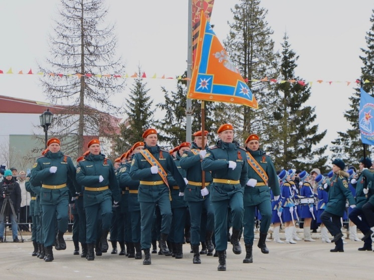 В Параде Победы приняли участие и сотрудники МЧС по НАО