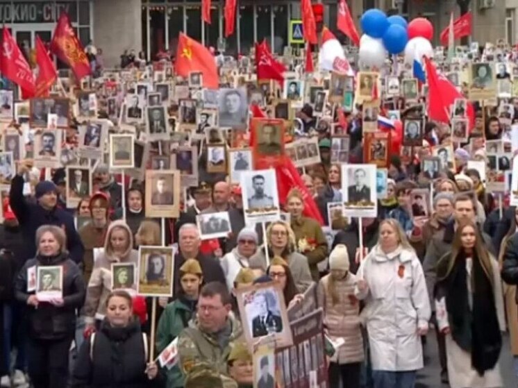 Акция «Бессмертный полк» собрала тысячи новгородцев на площади Победы — Софийской