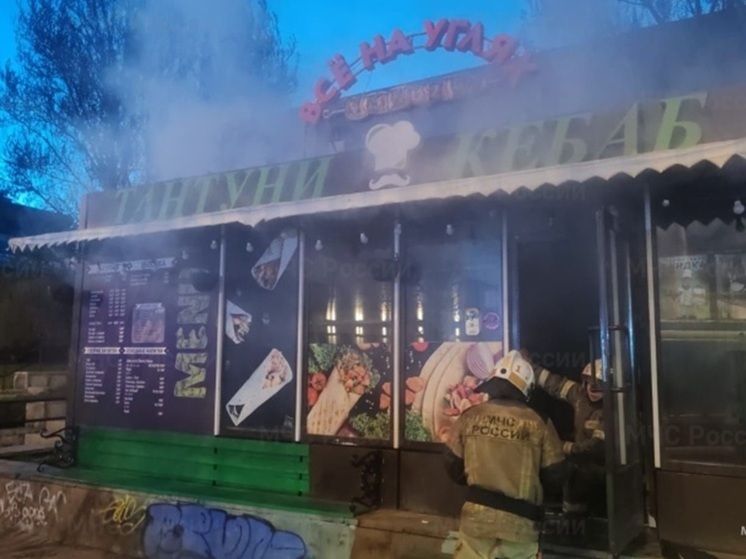 Торговый павильон вспыхнул на Карла Либкнехта в Екатеринбурге