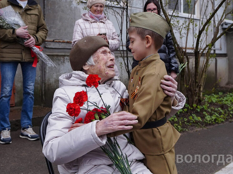Вологодские ветераны Великой Отечественной войны увидели парад в своих дворах