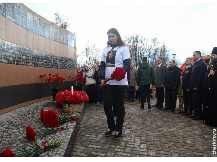 Мемориал с фотографиями героев открыли в парке Победы Череповца