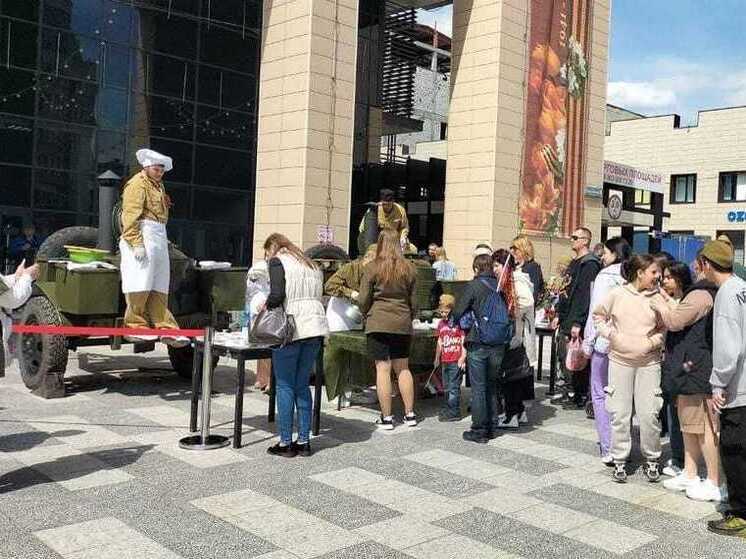 Полевой кашей накормили воронежцев в День Победы