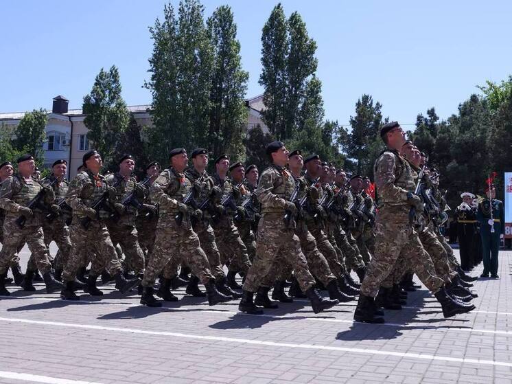 Около 1500 человек прошли торжественным маршем на параде в Дагестане