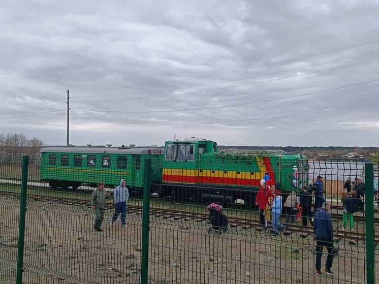 Поезд Алапаевской узкоколейки украсил День Победы в Верхней Синячихе