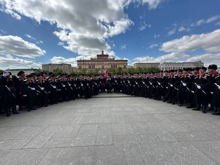Краснодарский студент сделал предложение своей девушке в Москве на Параде Победы