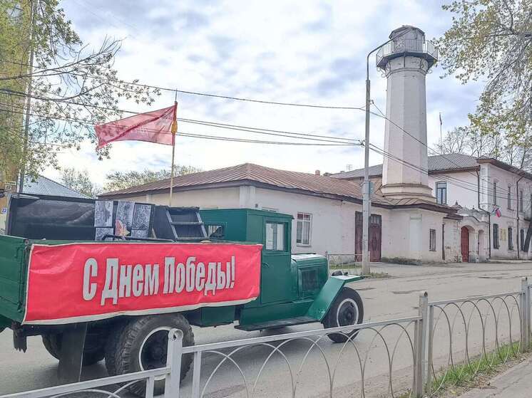 Полуторка со Знаменем Победы заглохла около мэрии Алапаевска