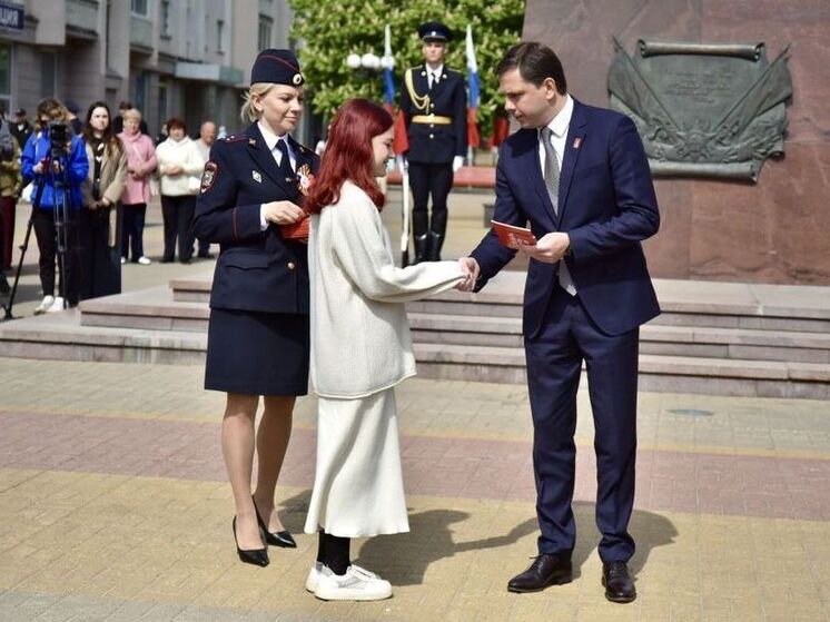 В Орле подростки в День Победы получали первые паспорта