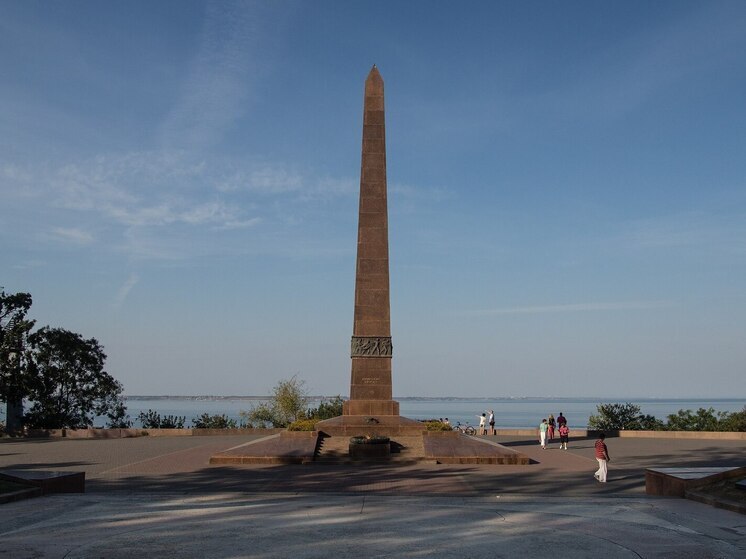 Одесситы завалили цветами памятник Неизвестному матросу, несмотря на указ Зеленского