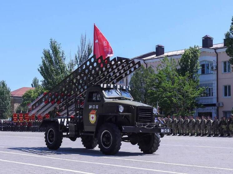46 единиц боевой техники и вооружения представили на параде в Дагестане
