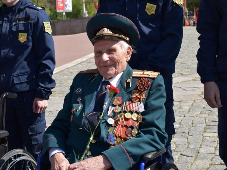 Пензенские следователи вручили памятную медаль ветерану ВОВ Пахомову Михаилу Георгиевичу