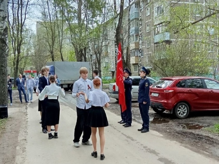 Ивановские школьники станцевали ветерану Великой Отечественной войны «Вальс Победы»