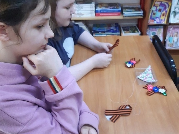 Детям в поселке Искателей раскрыли историю георгиевской ленты