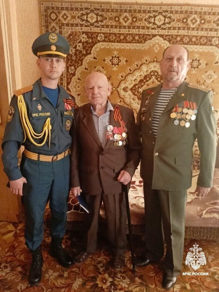 В Тамбове спасатели поздравили ветеранов в День Победы