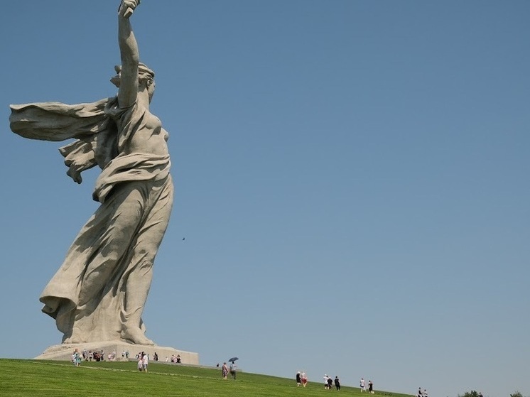 Волгоградцы и гости города в День Победы поднялись на Мамаев курган