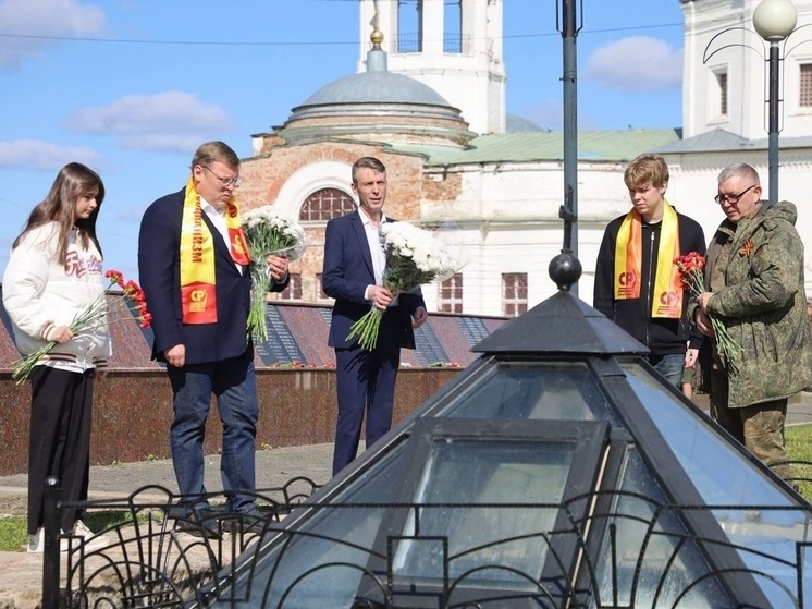 Депутат Мособлдумы Анатолий Никитин почтил память воинов-освободителей в Серпухове