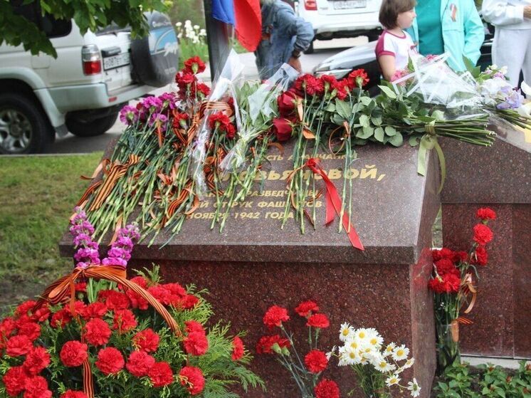 В Анапе 9 Мая после реконструкции открыли памятный знак партизанке Кате Соловьяновой