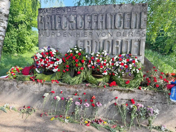 Неизвестные срезали российские и белорусские ленты с венков у мемориала в Дахау